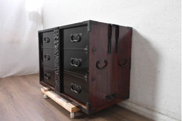 和製アンティーク　明治から大正期　黒漆塗り　鶴亀図を象った閂が目を引く庄内箪笥ローチェスト　(R-091073)