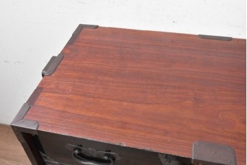 和製アンティーク　明治から大正期　黒漆塗り　鶴亀図を象った閂が目を引く庄内箪笥ローチェスト　(R-091073)