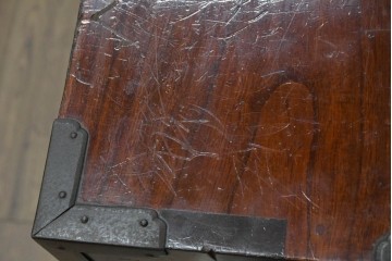 和製アンティーク　明治から大正期　黒漆塗り　鶴亀図を象った閂が目を引く庄内箪笥ローチェスト　(R-091073)