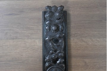 和製アンティーク　明治から大正期　黒漆塗り　鶴亀図を象った閂が目を引く庄内箪笥ローチェスト　(R-091073)