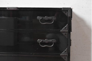 和製アンティーク　明治から大正期　黒漆塗り　鶴亀図を象った閂が目を引く庄内箪笥ローチェスト　(R-091073)