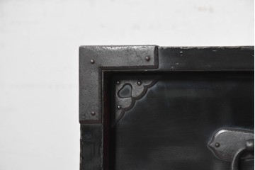和製アンティーク　明治から大正期　黒漆塗り　鶴亀図を象った閂が目を引く庄内箪笥ローチェスト　(R-091073)