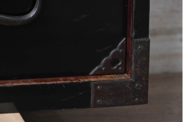 和製アンティーク　明治から大正期　黒漆塗り　鶴亀図を象った閂が目を引く庄内箪笥ローチェスト　(R-091073)