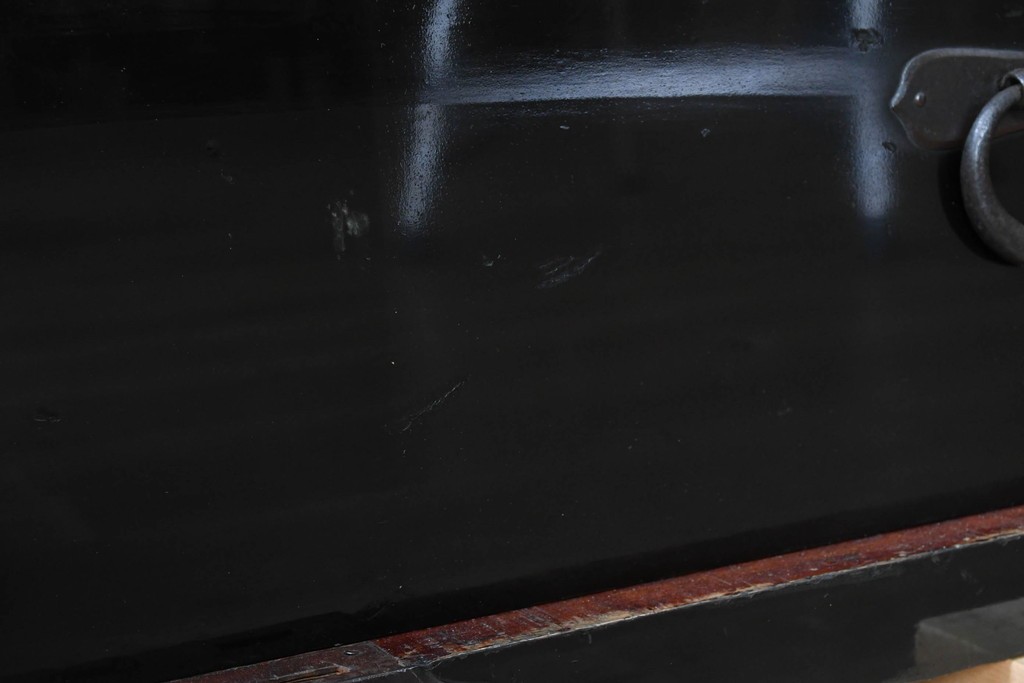 和製アンティーク　明治から大正期　黒漆塗り　鶴亀図を象った閂が目を引く庄内箪笥ローチェスト　(R-091073)