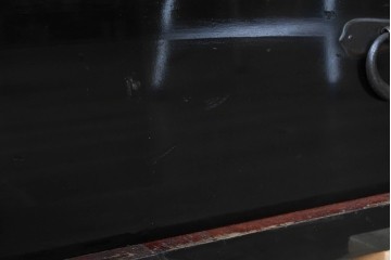 和製アンティーク　明治から大正期　黒漆塗り　鶴亀図を象った閂が目を引く庄内箪笥ローチェスト　(R-091073)
