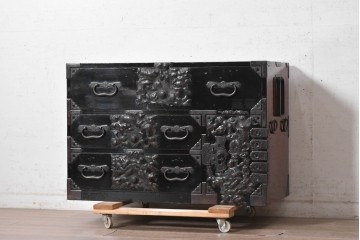 和製アンティーク　明治から大正期　黒漆塗り　唐獅子に牡丹や龍虎図などの吉祥文様金具を配した豪華な庄内箪笥ローチェスト　(R-091074)