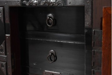 和製アンティーク　明治から大正期　黒漆塗り　唐獅子に牡丹や龍虎図などの吉祥文様金具を配した豪華な庄内箪笥ローチェスト　(R-091074)