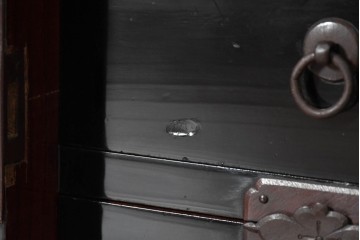 和製アンティーク　明治から大正期　黒漆塗り　唐獅子に牡丹や龍虎図などの吉祥文様金具を配した豪華な庄内箪笥ローチェスト　(R-091074)