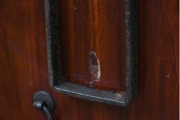 和製アンティーク　明治から大正期　黒漆塗り　唐獅子に牡丹や龍虎図などの吉祥文様金具を配した豪華な庄内箪笥ローチェスト　(R-091074)