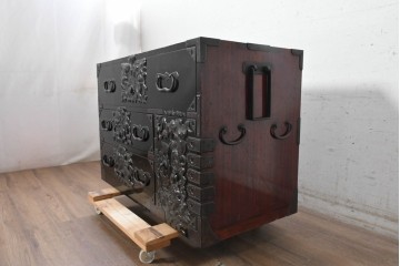 和製アンティーク　明治から大正期　黒漆塗り　唐獅子に牡丹や龍虎図などの吉祥文様金具を配した豪華な庄内箪笥ローチェスト　(R-091074)