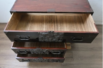 和製アンティーク　明治から大正期　黒漆塗り　唐獅子に牡丹や龍虎図などの吉祥文様金具を配した豪華な庄内箪笥ローチェスト　(R-091074)