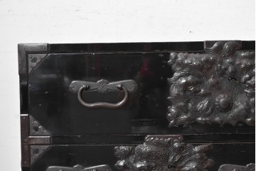 和製アンティーク　明治から大正期　黒漆塗り　唐獅子に牡丹や龍虎図などの吉祥文様金具を配した豪華な庄内箪笥ローチェスト　(R-091074)