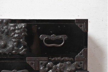 和製アンティーク　明治から大正期　黒漆塗り　唐獅子に牡丹や龍虎図などの吉祥文様金具を配した豪華な庄内箪笥ローチェスト　(R-091074)