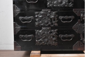 和製アンティーク　明治から大正期　黒漆塗り　唐獅子に牡丹や龍虎図などの吉祥文様金具を配した豪華な庄内箪笥ローチェスト　(R-091074)