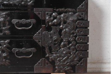和製アンティーク　明治から大正期　黒漆塗り　唐獅子に牡丹や龍虎図などの吉祥文様金具を配した豪華な庄内箪笥ローチェスト　(R-091074)