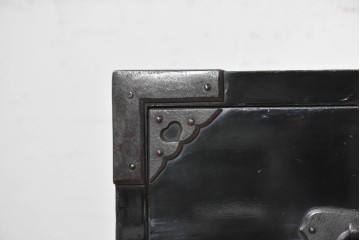和製アンティーク　明治から大正期　黒漆塗り　唐獅子に牡丹や龍虎図などの吉祥文様金具を配した豪華な庄内箪笥ローチェスト　(R-091074)
