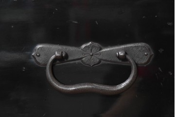 和製アンティーク　明治から大正期　黒漆塗り　唐獅子に牡丹や龍虎図などの吉祥文様金具を配した豪華な庄内箪笥ローチェスト　(R-091074)