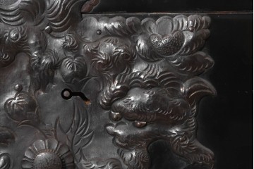 和製アンティーク　明治から大正期　黒漆塗り　唐獅子に牡丹や龍虎図などの吉祥文様金具を配した豪華な庄内箪笥ローチェスト　(R-091074)