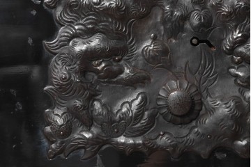 和製アンティーク　明治から大正期　黒漆塗り　唐獅子に牡丹や龍虎図などの吉祥文様金具を配した豪華な庄内箪笥ローチェスト　(R-091074)