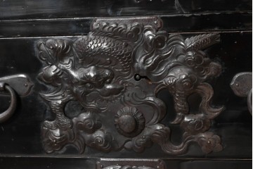和製アンティーク　明治から大正期　黒漆塗り　唐獅子に牡丹や龍虎図などの吉祥文様金具を配した豪華な庄内箪笥ローチェスト　(R-091074)