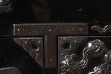 和製アンティーク　明治から大正期　黒漆塗り　唐獅子に牡丹や龍虎図などの吉祥文様金具を配した豪華な庄内箪笥ローチェスト　(R-091074)