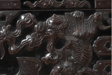 和製アンティーク　明治から大正期　黒漆塗り　唐獅子に牡丹や龍虎図などの吉祥文様金具を配した豪華な庄内箪笥ローチェスト　(R-091074)