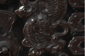 和製アンティーク　明治から大正期　黒漆塗り　唐獅子に牡丹や龍虎図などの吉祥文様金具を配した豪華な庄内箪笥ローチェスト　(R-091074)