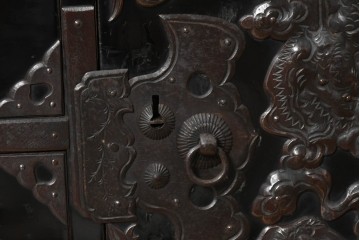 和製アンティーク　明治から大正期　黒漆塗り　唐獅子に牡丹や龍虎図などの吉祥文様金具を配した豪華な庄内箪笥ローチェスト　(R-091074)