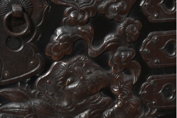 和製アンティーク　明治から大正期　黒漆塗り　唐獅子に牡丹や龍虎図などの吉祥文様金具を配した豪華な庄内箪笥ローチェスト　(R-091074)