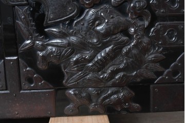 和製アンティーク　明治から大正期　黒漆塗り　唐獅子に牡丹や龍虎図などの吉祥文様金具を配した豪華な庄内箪笥ローチェスト　(R-091074)