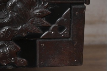和製アンティーク　明治から大正期　黒漆塗り　唐獅子に牡丹や龍虎図などの吉祥文様金具を配した豪華な庄内箪笥ローチェスト　(R-091074)
