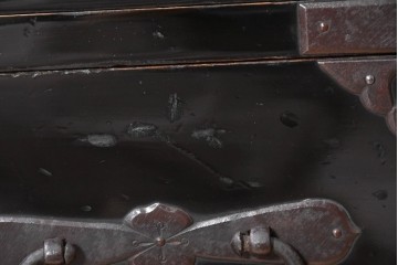 和製アンティーク　明治から大正期　黒漆塗り　唐獅子に牡丹や龍虎図などの吉祥文様金具を配した豪華な庄内箪笥ローチェスト　(R-091074)