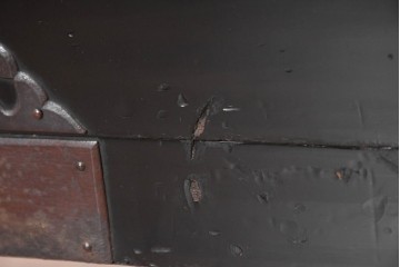和製アンティーク　明治から大正期　黒漆塗り　唐獅子に牡丹や龍虎図などの吉祥文様金具を配した豪華な庄内箪笥ローチェスト　(R-091074)