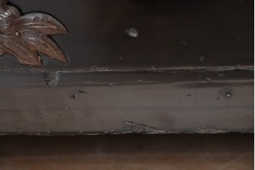 和製アンティーク　明治から大正期　黒漆塗り　唐獅子に牡丹や龍虎図などの吉祥文様金具を配した豪華な庄内箪笥ローチェスト　(R-091074)