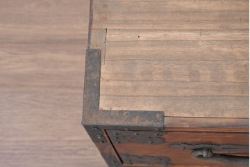 和製アンティーク　明治期　上手物　前面欅(ケヤキ)材・縁黒柿材　重厚で立派な金具を備えたローチェスト　(R-091075)