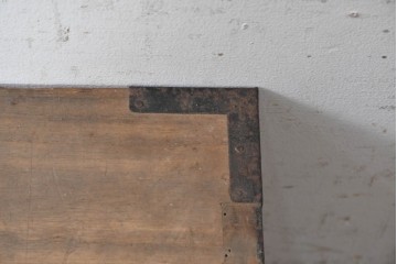 和製アンティーク　明治期　上手物　前面欅(ケヤキ)材・縁黒柿材　重厚で立派な金具を備えたローチェスト　(R-091075)