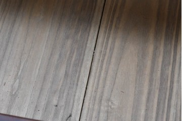 和製アンティーク　明治期　上手物　前面欅(ケヤキ)材・縁黒柿材　立派な金具を備えた重厚な重ね箪笥　(R-091076)