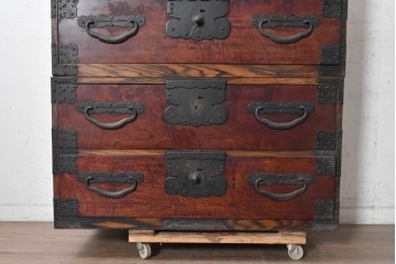 和製アンティーク　明治期　上手物　前面欅(ケヤキ)材・縁黒柿材　立派な金具を備えた重厚な重ね箪笥　(R-091076)