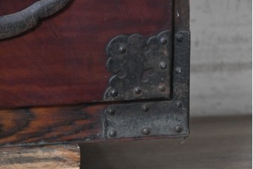 和製アンティーク　明治期　上手物　前面欅(ケヤキ)材・縁黒柿材　立派な金具を備えた重厚な重ね箪笥　(R-091076)