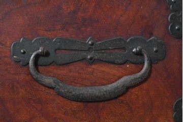 和製アンティーク　明治期　上手物　前面欅(ケヤキ)材・縁黒柿材　立派な金具を備えた重厚な重ね箪笥　(R-091076)