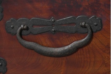 和製アンティーク　明治期　上手物　前面欅(ケヤキ)材・縁黒柿材　立派な金具を備えた重厚なローチェスト　(R-091077)