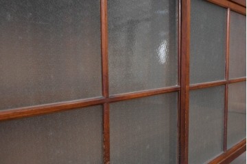 和製アンティーク　昭和初期　レトロなガラスの引き戸を備えたサイドボ―ド　(R-091080)