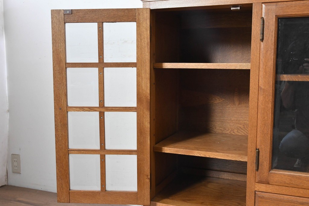 中古　美品　高級品　高島屋デパート取り扱い　ナラ無垢材　木目と格子扉が上品なサイドボード　定価約60万円　(R-091082)