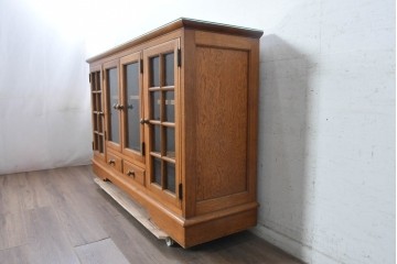中古　美品　高級品　高島屋デパート取り扱い　ナラ無垢材　木目と格子扉が上品なサイドボード　定価約60万円　(R-091082)