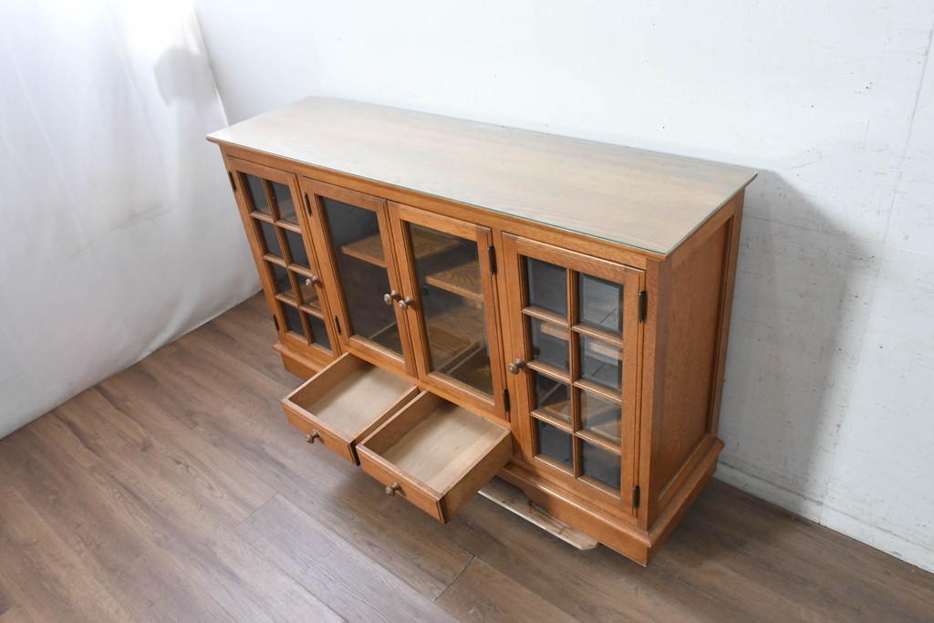 中古　美品　高級品　高島屋デパート取り扱い　ナラ無垢材　木目と格子扉が上品なサイドボード　定価約60万円　(R-091082)