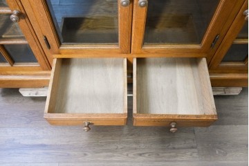 中古　美品　高級品　高島屋デパート取り扱い　ナラ無垢材　木目と格子扉が上品なサイドボード　定価約60万円　(R-091082)