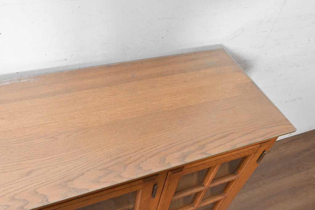 中古　美品　高級品　高島屋デパート取り扱い　ナラ無垢材　木目と格子扉が上品なサイドボード　定価約60万円　(R-091082)