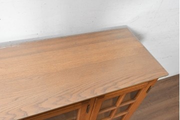 中古　美品　高級品　高島屋デパート取り扱い　ナラ無垢材　木目と格子扉が上品なサイドボード　定価約60万円　(R-091082)