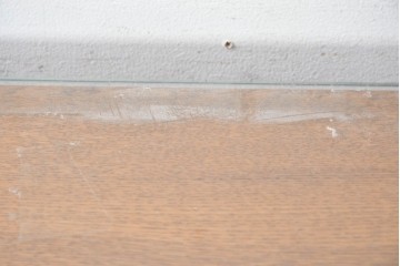 中古　美品　高級品　高島屋デパート取り扱い　ナラ無垢材　木目と格子扉が上品なサイドボード　定価約60万円　(R-091082)