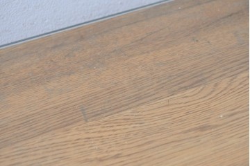 中古　美品　高級品　高島屋デパート取り扱い　ナラ無垢材　木目と格子扉が上品なサイドボード　定価約60万円　(R-091082)